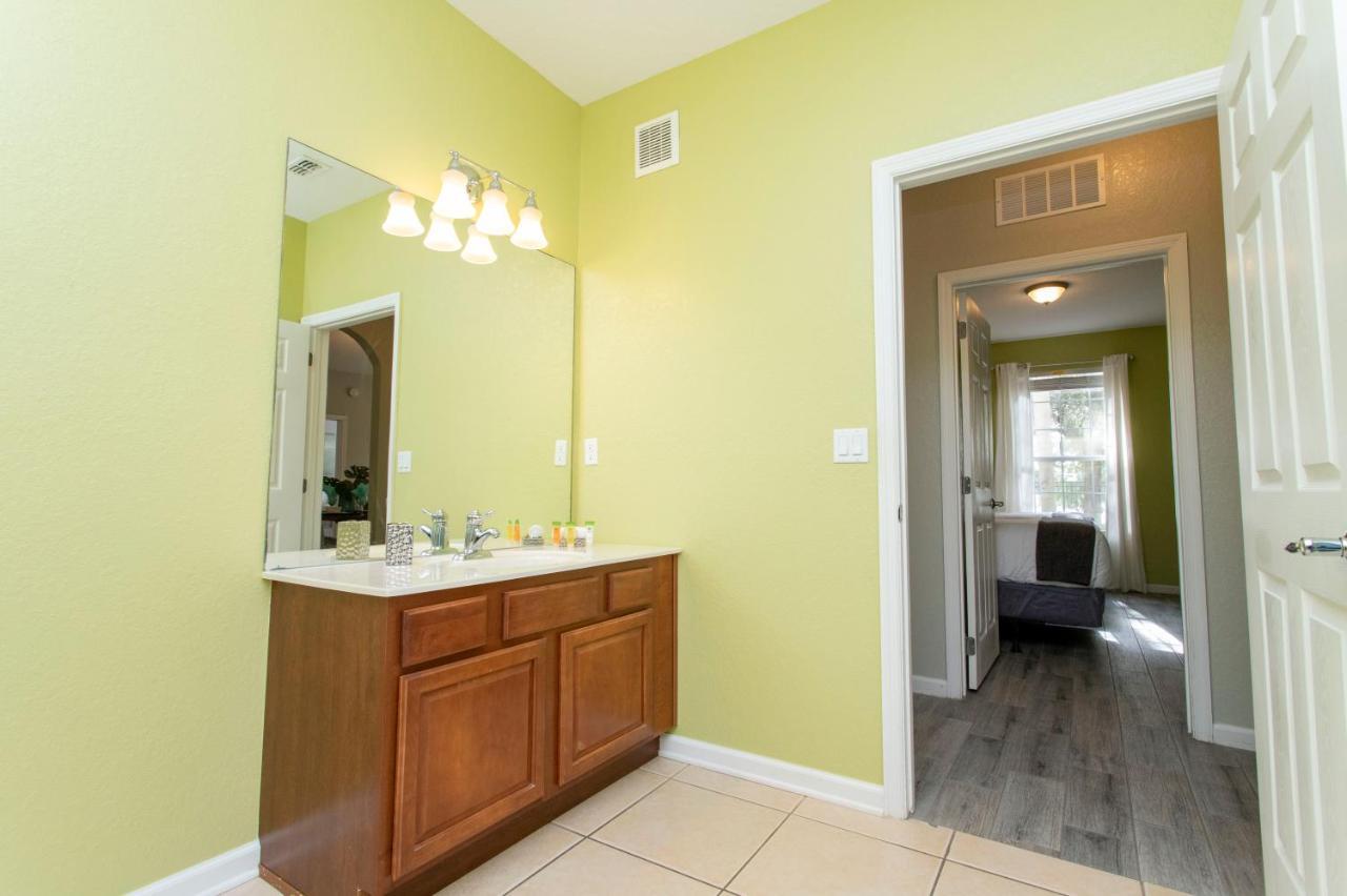 Magnificent 2 Bedroom Vista Cay 107 *