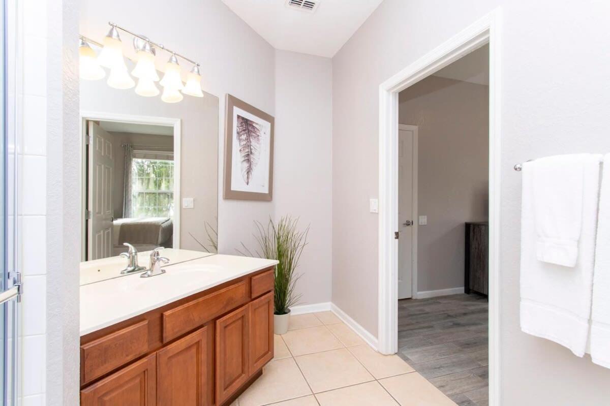 Magnificent 2 Bedroom Vista Cay 107 *